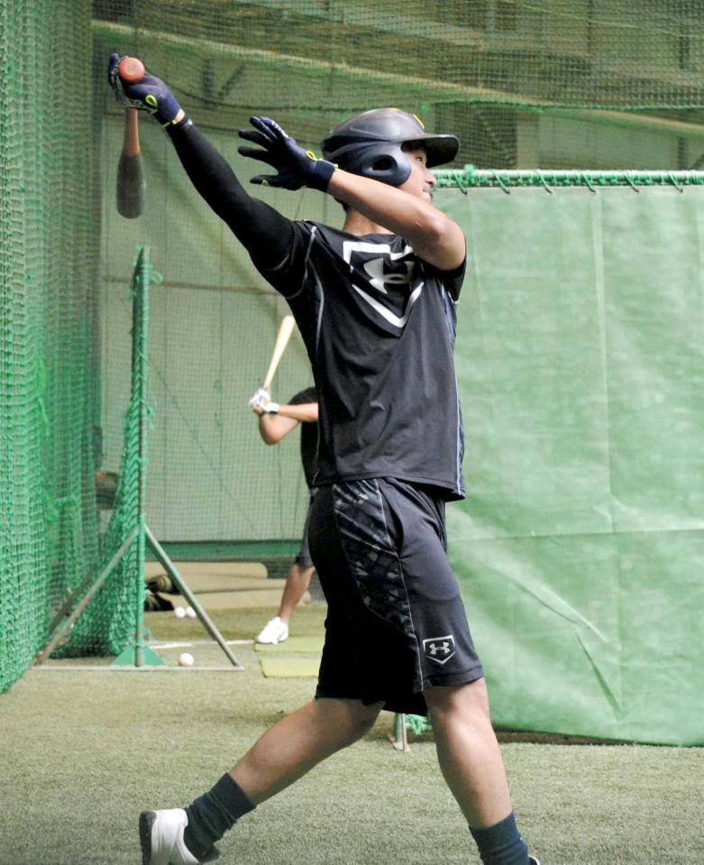 　バッティング練習を行う中京学院大・吉川