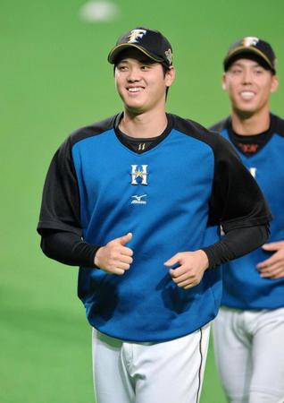 　リラックスした表情でランニングする大谷