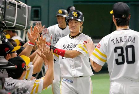 ３回、２打席連続で２ランを放ち、ナインに迎えられるソフトバンク・城所＝ヤフオクドーム