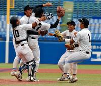 中京学院大-中央学院大　大学日本一となり、マウンドに駆け寄る吉川（右から２人目）ら中京学院大ナイン＝神宮球場（撮影・出月俊成）