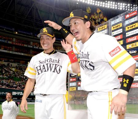 　お立ち台で大活躍の城所の頭をなでる松田（右）