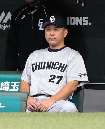 　７回、三塁手亀沢の悪送球で同点となり、ぶ然とした表情の中日・谷繁監督