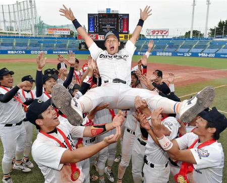 　初出場で見事に初優勝を飾り、ナインの胴上げに笑顔を見せる中京学院大・吉川（撮影・出月俊成）