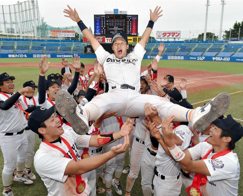 　初出場で見事に初優勝を飾り、ナインの胴上げに笑顔を見せる中京学院大・吉川（撮影・出月俊成）