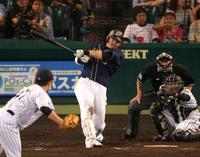 右越えに勝ち越しソロを放つＴ-岡田＝甲子園（撮影・飯室逸平）