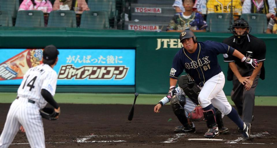 ２回、中前打を放つオリックス・奥浪＝甲子園（撮影・飯室逸平）