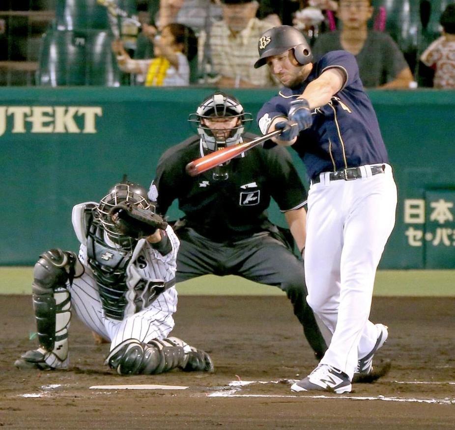 タイムリーを放つモレル＝甲子園（撮影・飯室逸平）