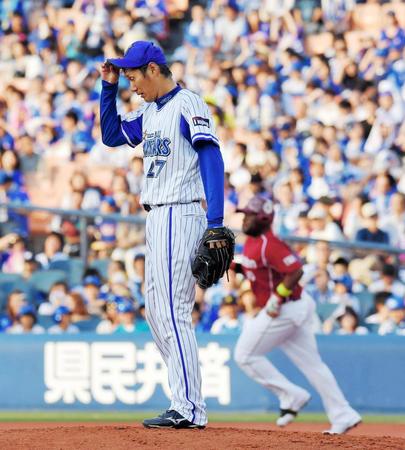 １回、ウィーラー（奥）に２ランを浴びる久保康（撮影・堀内翔）