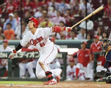 　１２回広島無死二塁、鈴木が左越えにサヨナラ２ランを放つ。捕手若月＝マツダ