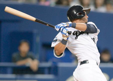 　６回中日１死二塁、ナニータが左中間に適時二塁打を放つ＝ナゴヤドーム