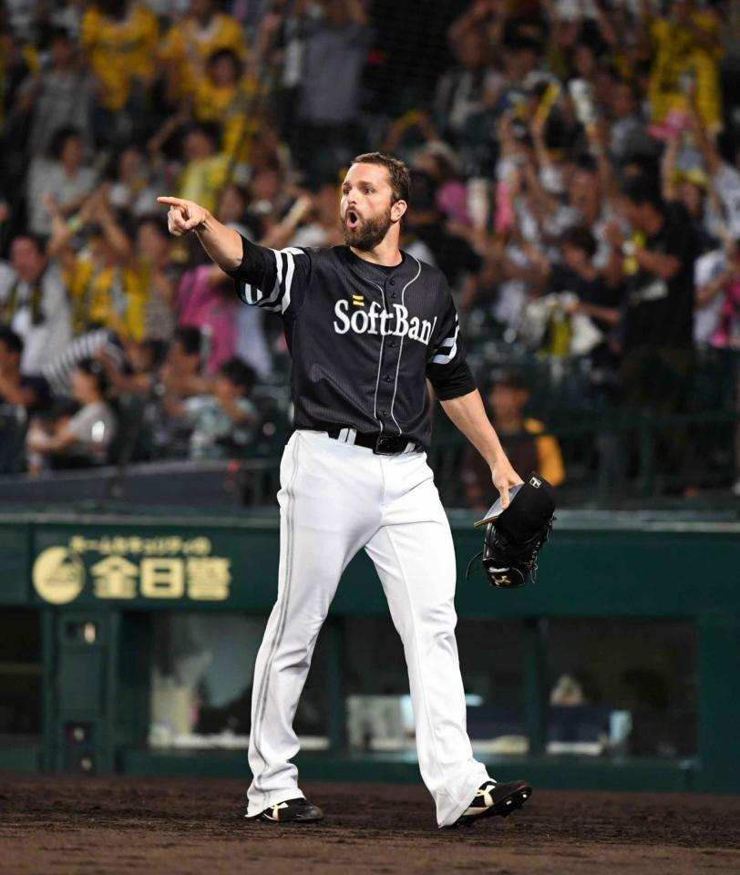 　サヨナラ負けを喫した後、審判を指さし判定への不満をぶつけるサファテ