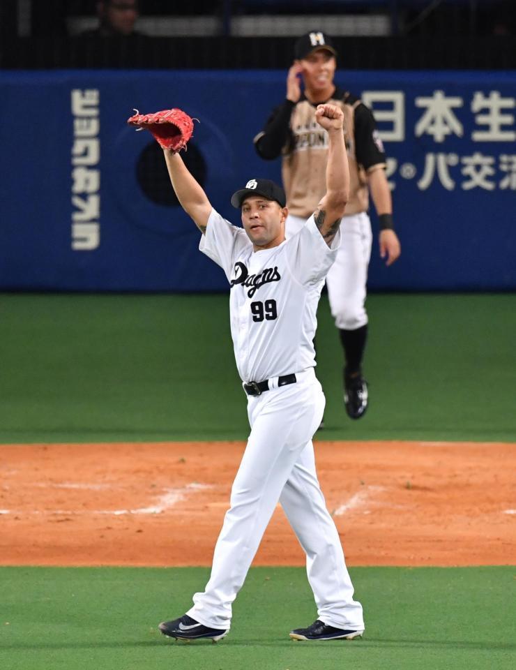 　７回、杉谷の中飛を大島が好捕しガッツポーズするジョーダン