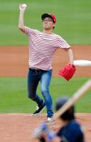 始球式を行うシソンヌのじろう＝マツダスタジアム（撮影・吉澤敬太）