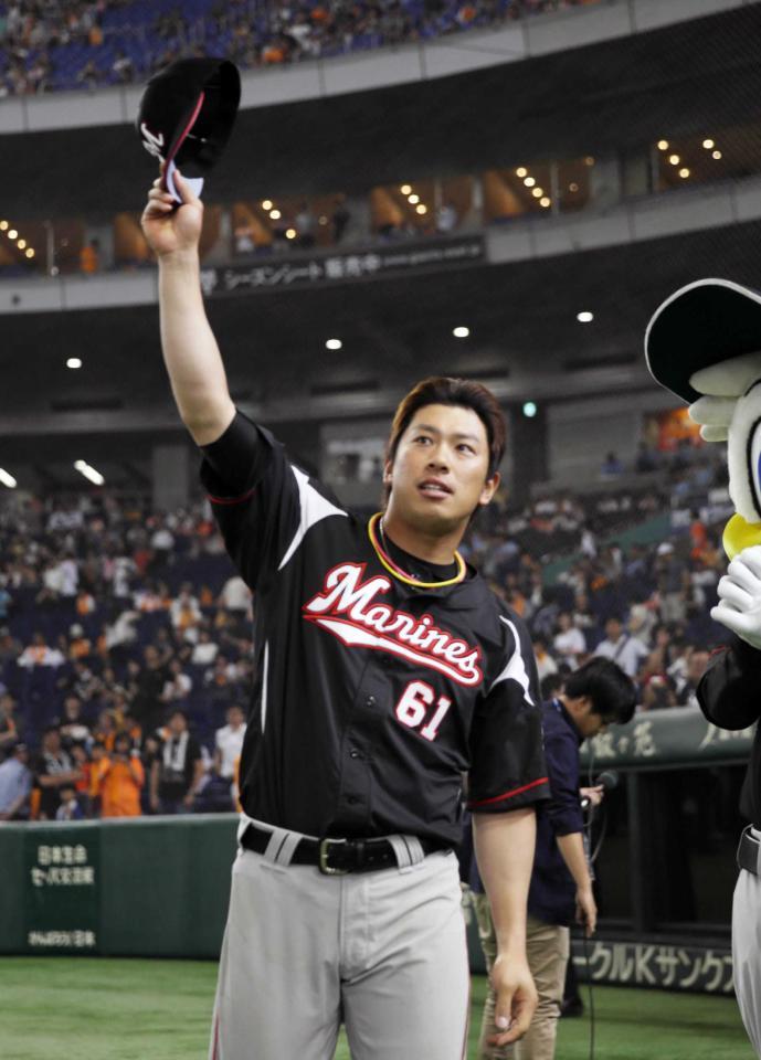 　ヒーローインタビュー後、声援に応える角中