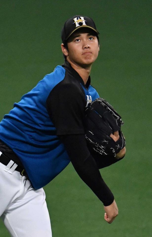 　キャッチボールで調整する大谷