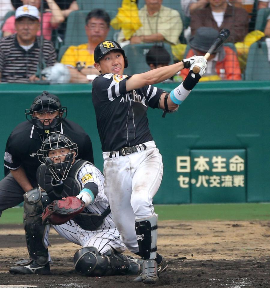 左越えにソロを放つソフトバンク・内川＝甲子園（撮影・飯室逸平）