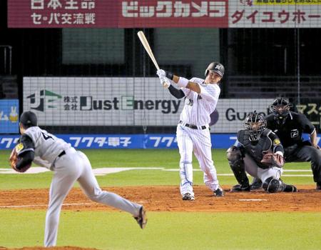 　阪神戦で守屋（左）からソロを放つ高浜＝９日