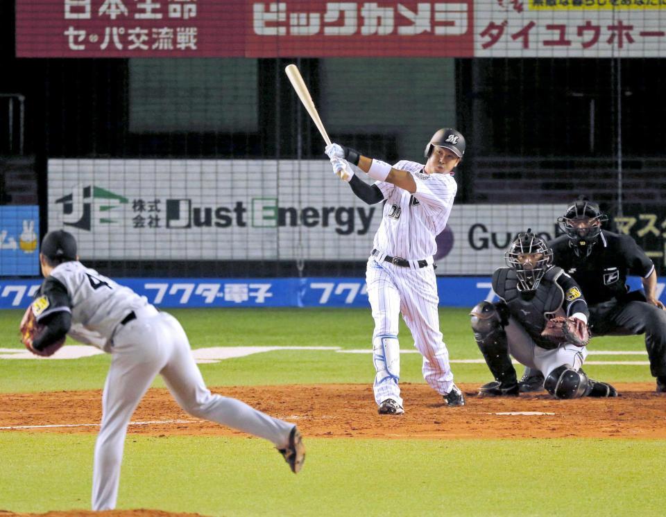 　阪神戦で守屋（左）からソロを放つ高浜＝９日