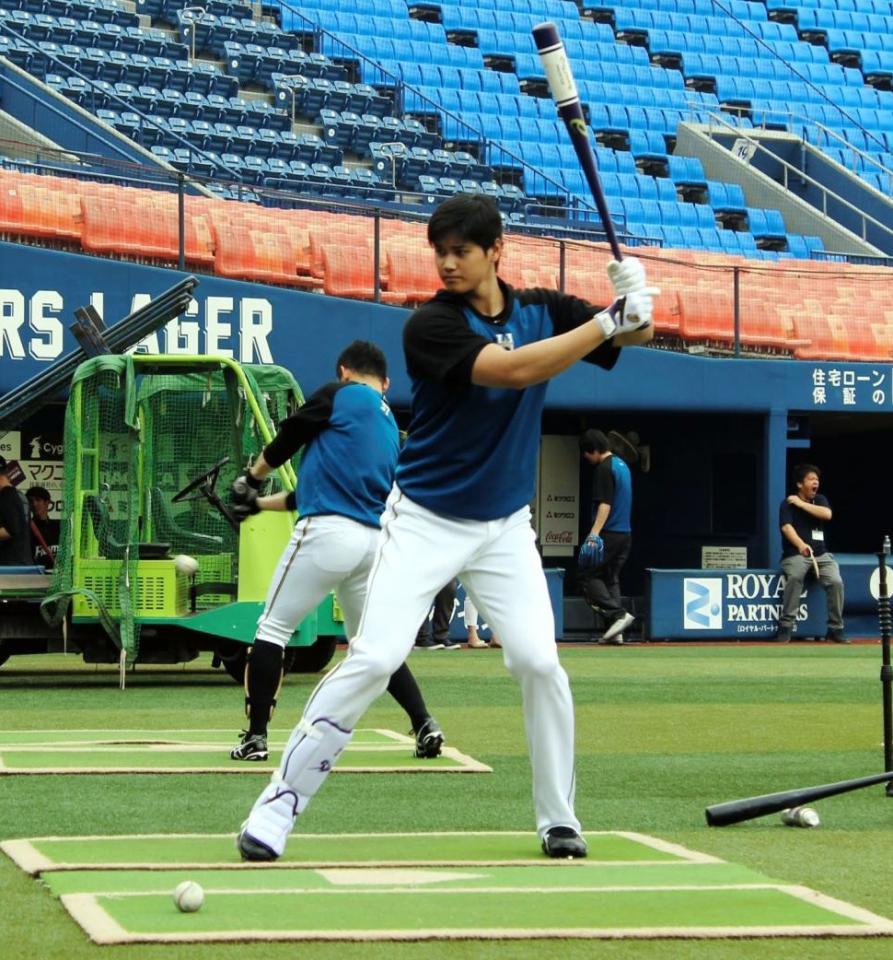 ティー打撃でミートポイントを確認する日本ハム・大谷＝横浜スタジアム