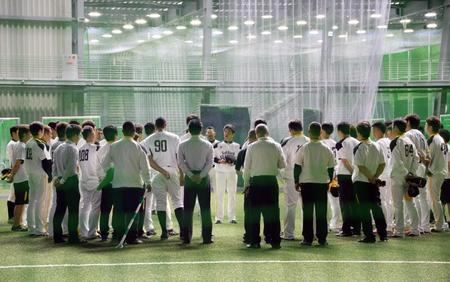 練習前、円陣を組み訓示する工藤監督（中央）