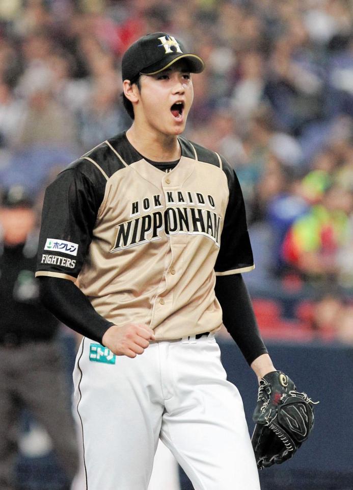 ４回オリックス２死一、三塁、安達了一を三振に斬ってとりマウンド上で吠える大谷翔平＝京セラドーム（撮影・持木克友）