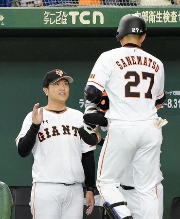 ３回、本塁打を放った実松（右）を迎える高橋監督＝東京ドーム