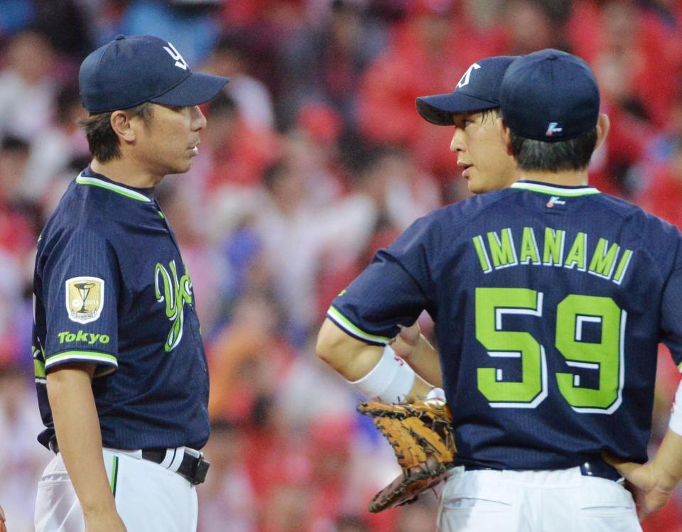 　３回途中、高津コーチと話すヤクルト先発の原樹（右奥）。この後降板した＝マツダ