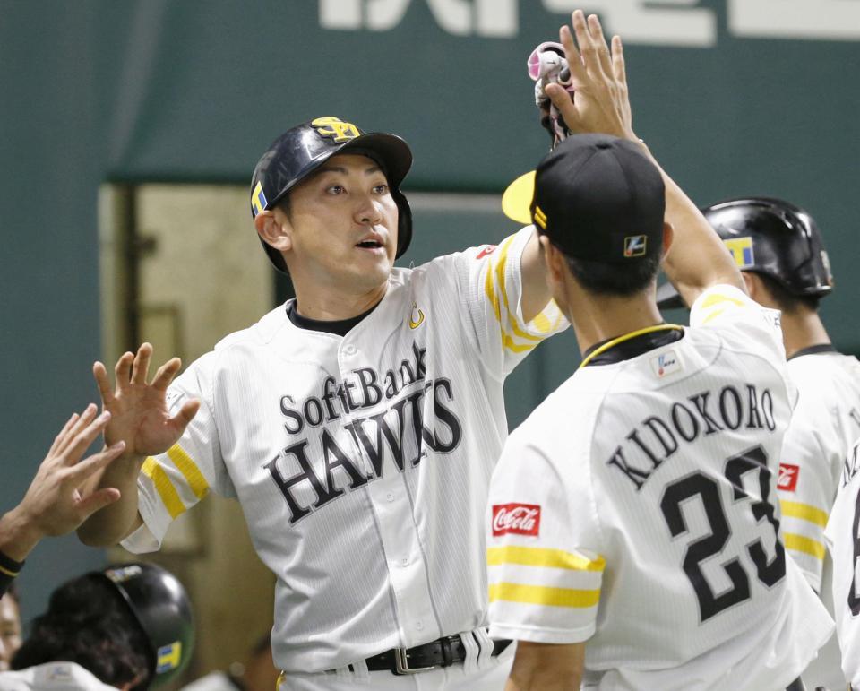 　３回、勝ち越し打を放ち、城所（23）らナインに迎えられるソフトバンク・内川＝ヤフオクドーム