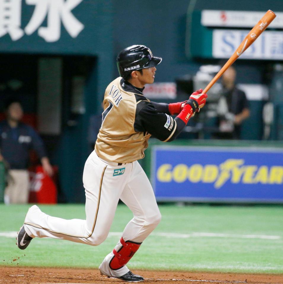 ３回、陽岱鋼が左中間に適時二塁打を放つ＝ヤフオクドーム