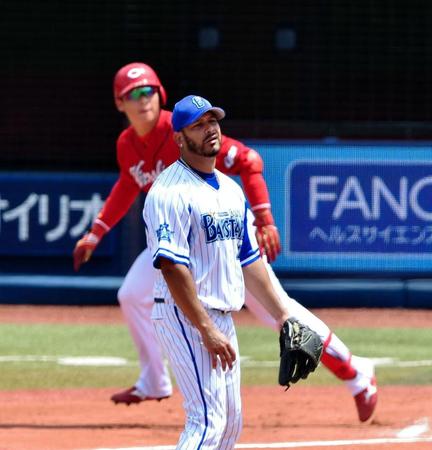 １回表広島、２死一、三塁、新井貴浩に３ランを浴びたＤｅＮＡの先発ギジェルモ・モスコーソ＝横浜（撮影・佐々木彰尚）