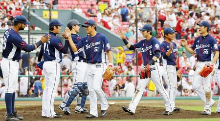 　楽天に勝利し連敗を止め、タッチを交わす西武ナイン＝コボスタ宮城