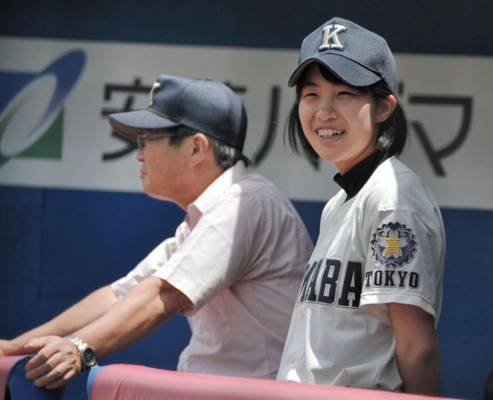 ベンチで笑顔を見せる駒場・赤岡助監督（右）
