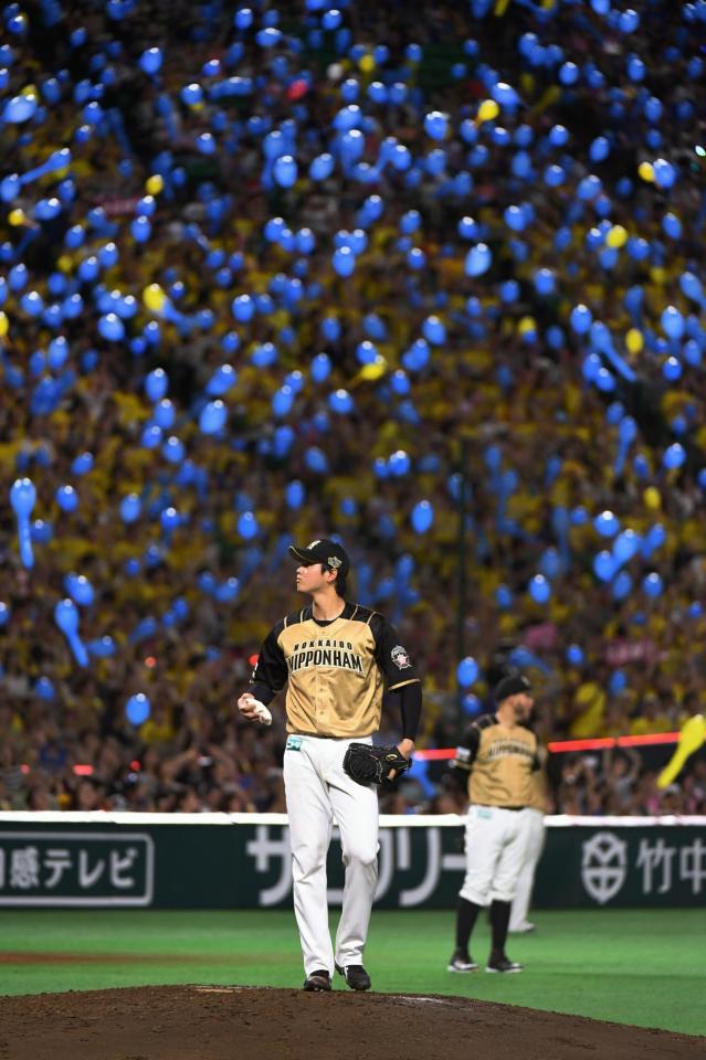　チャンピオンブルー２０１６に染まるスタンドを背に好投する日本ハム・大谷