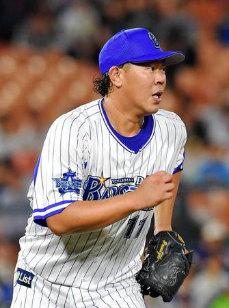 ６回、一塁へカバーに走るＤｅＮＡ・山口＝横浜スタジアム（撮影・堀内翔）