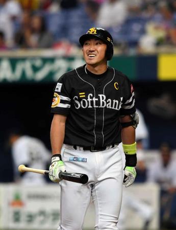 　１回、見逃し三振に倒れ苦笑いをする内川