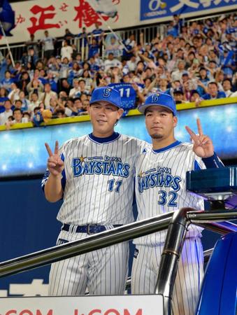 　完封勝利し笑顔の山口と高城（右）＝撮影・堀内翔