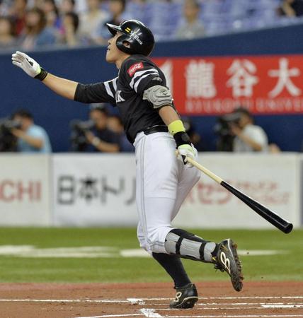 　１回ソフトバンク１死一、二塁、内川が中前に先制打を放つ＝京セラドーム