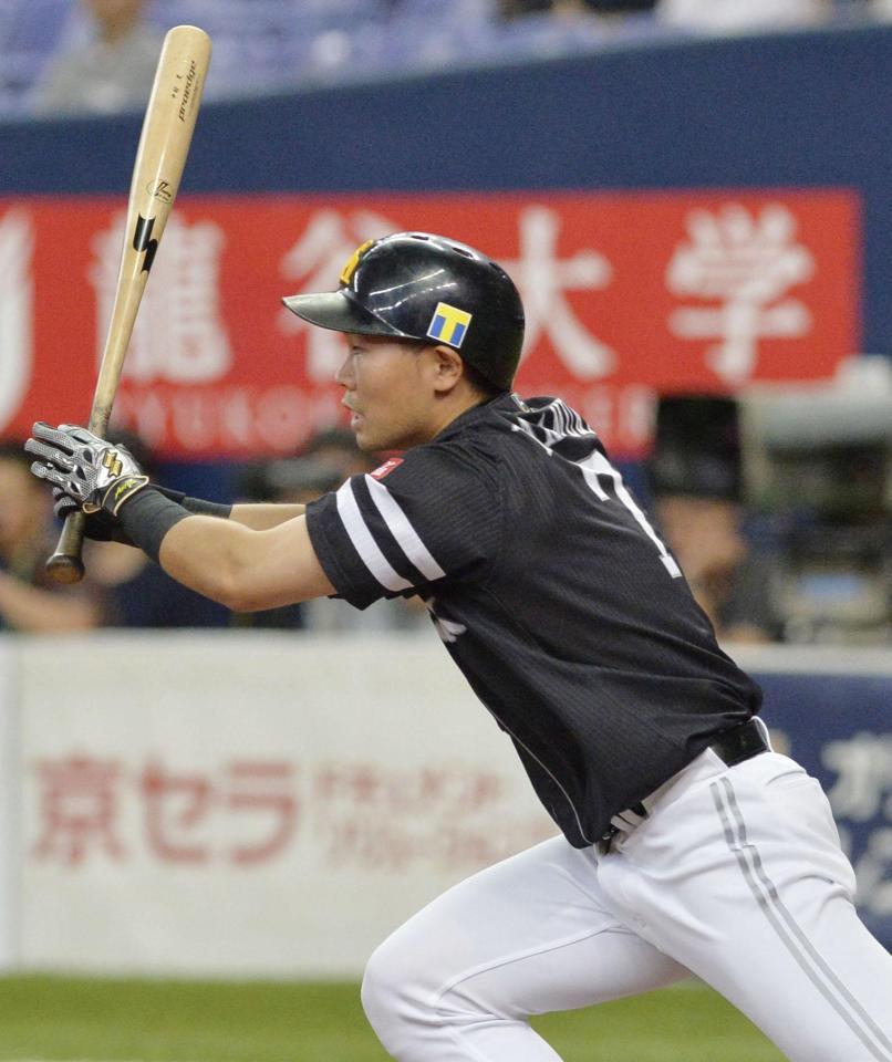 　１回ソフトバンク１死一、三塁、中村晃が右前に適時打を放つ＝京セラドーム