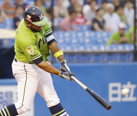 　１回ヤクルト１死満塁、バレンティンが左越えに先制の２点二塁打を放つ＝神宮