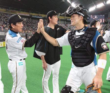 　１２連勝で２位に浮上、２本塁打の大野（右）とハイタッチをする日本ハム・栗山監督＝札幌ドーム