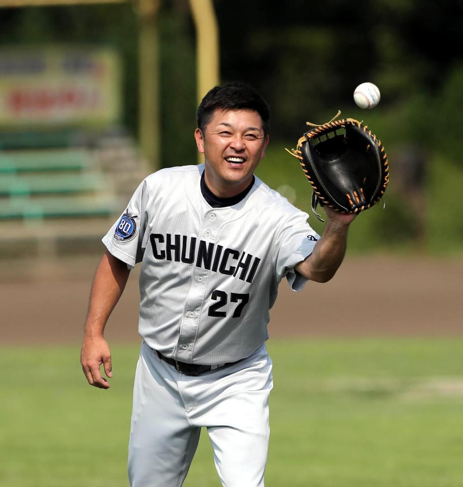 明るい表情でキャッチボールする谷繁監督