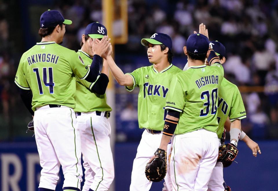 中日に打ち勝ちタッチを交わす山田哲人（中央）らヤクルトナイン＝神宮球場（撮影・開出牧）