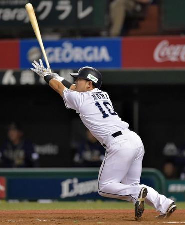 　５回、右中間スタンドに逆転２ランを放つ森