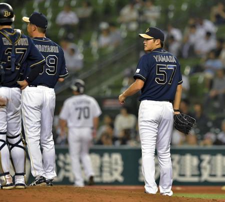 　５回に逆転され、降板する山田（右端）