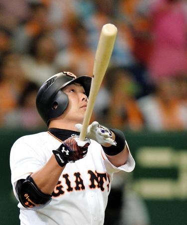 　４回、阿部は先制となるソロを放ち、打球の行方を見つめる（撮影・西岡正）