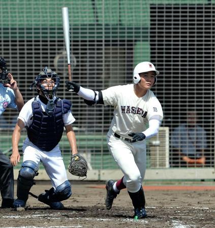 右越えソロを放つ早実・清宮＝東京・ダイワハウススタジアム八王子（撮影・西岡正）