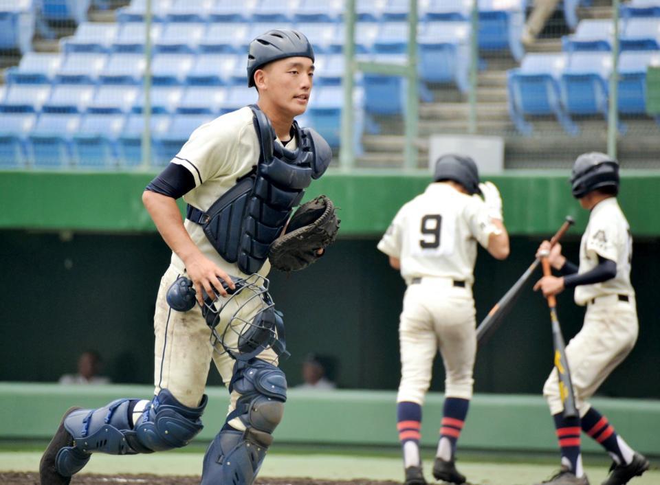 １年生ながら好リードで完封リレーをアシストした創志学園・藤原
