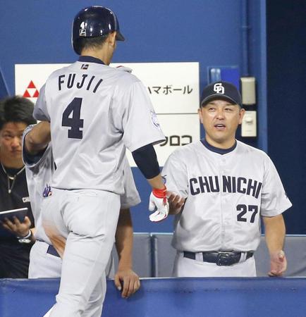 　９回、満塁本塁打を放った藤井（４）を迎える中日・谷繁監督