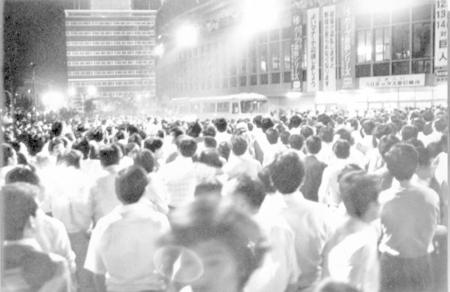 　広島ファンが中日選手と乱闘、２千人が暴徒化。試合後も中日選手のバスを取り囲む広島ファン＝１９７５（昭和５０）年９月１０日、広島市民球場