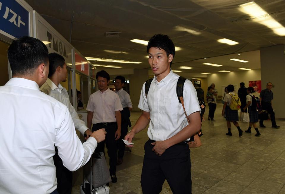 　福岡空港から遠征先の関東に向かう武田